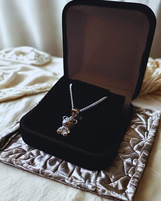 Sudraba rotu komplekts meitenei ar lācīša kulonu un cirkona sirsniņu samta dāvanu kastē (925°)